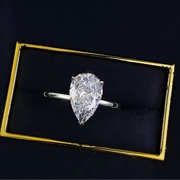 18k 1.75ct Pear Cut Ring - Picture 3 of 15